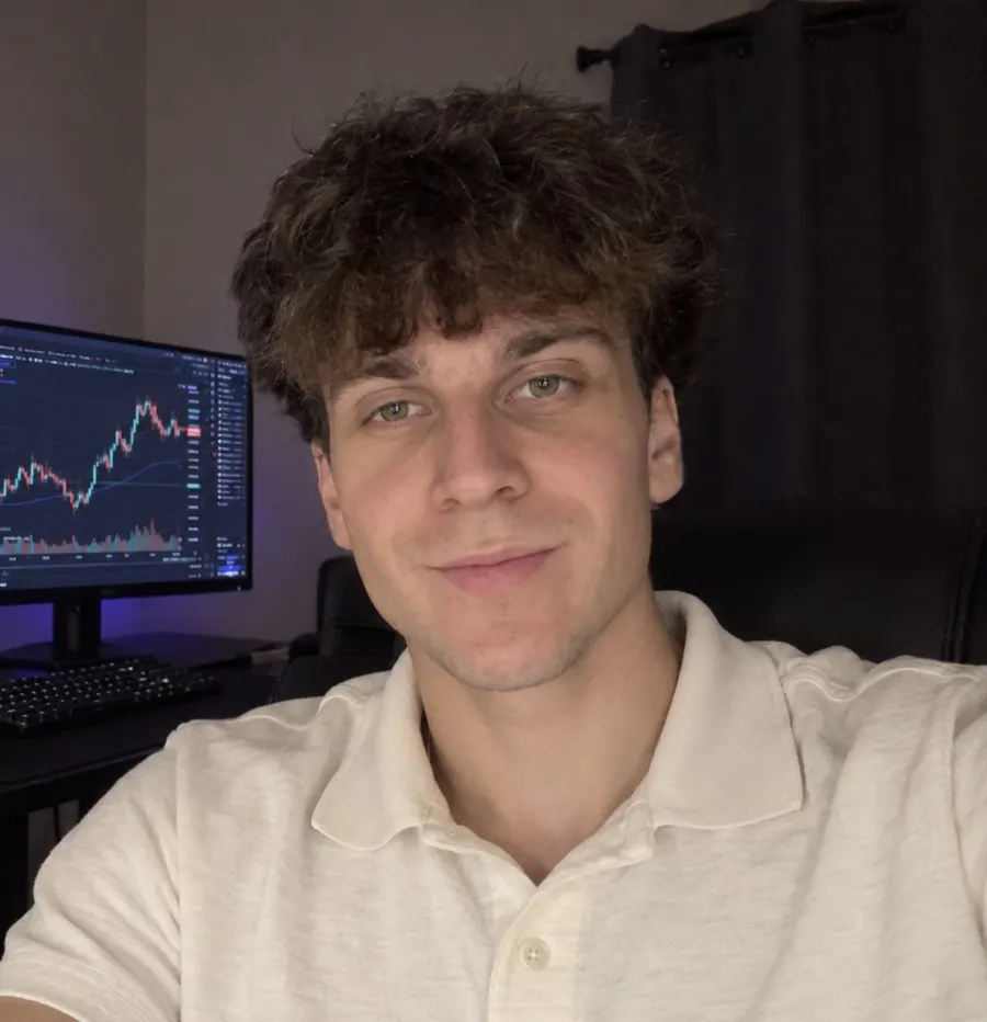 Nikolas Metreveli, founder of SimpleAlgo, in front of his trading workstation